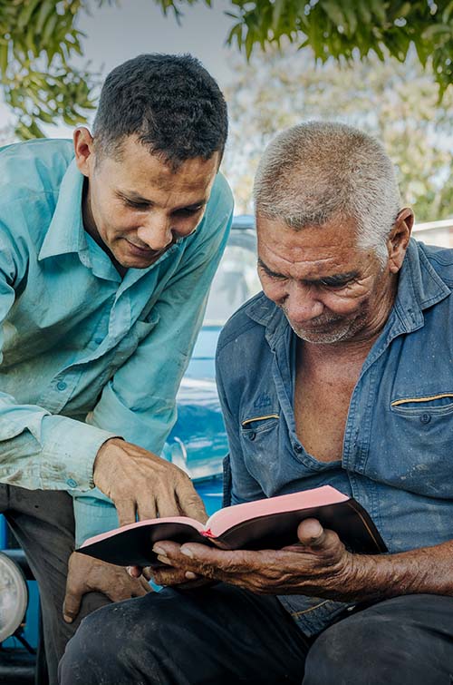 Homens a ler uma Bíblia juntos